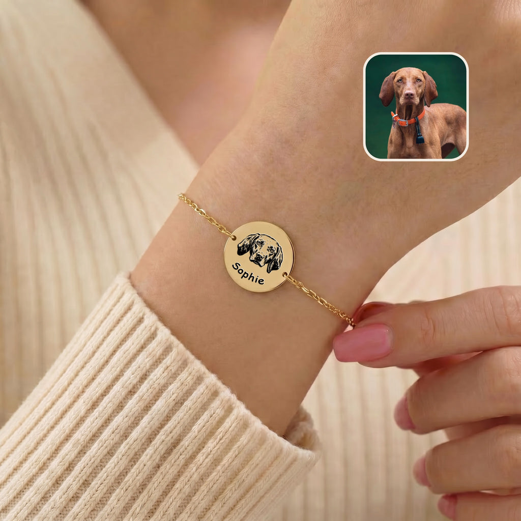 18K gold-plated pet portrait chain bracelet on a wrist, hand-drawn dog portrait and name on a 25 mm disc charm, with inset reference photo